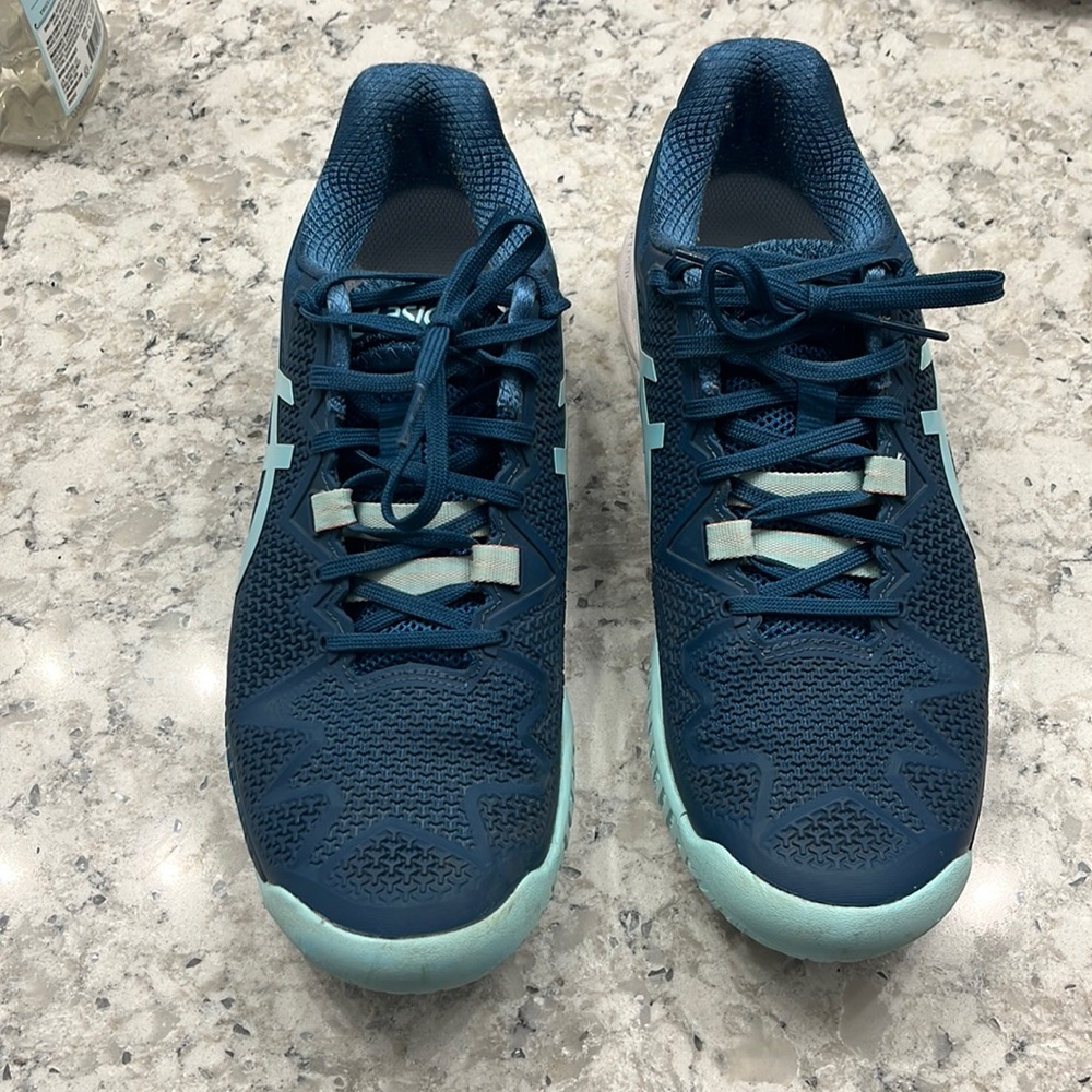 Women’s gel resolution-8 ASICS, tennis shoes size 8.5 with original box